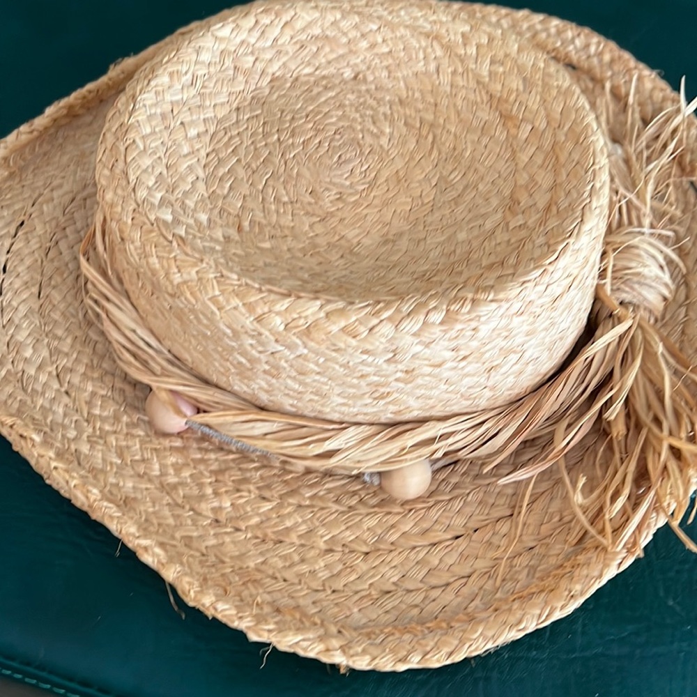 Perfect hat to relax In. Great for summer. Original straw hat .